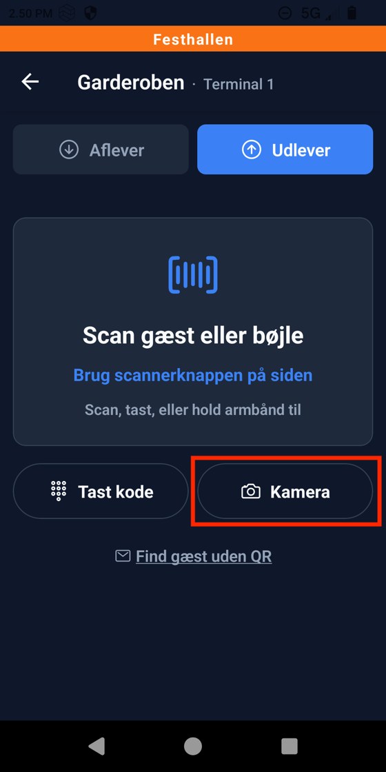 Garderoben på Udlever med Scan gæst eller bøjle. Knappen Kamera er markeret